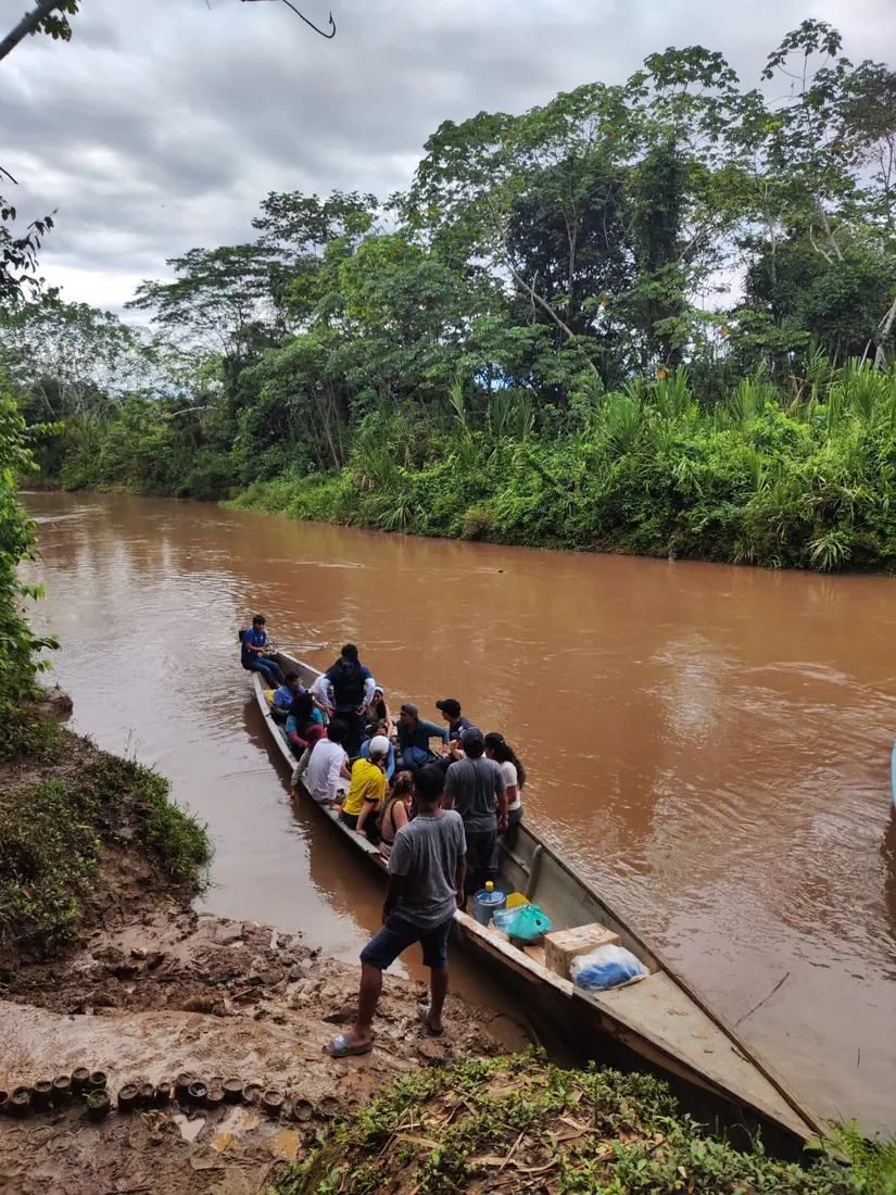 Flota de canoas del voluntariado médico
