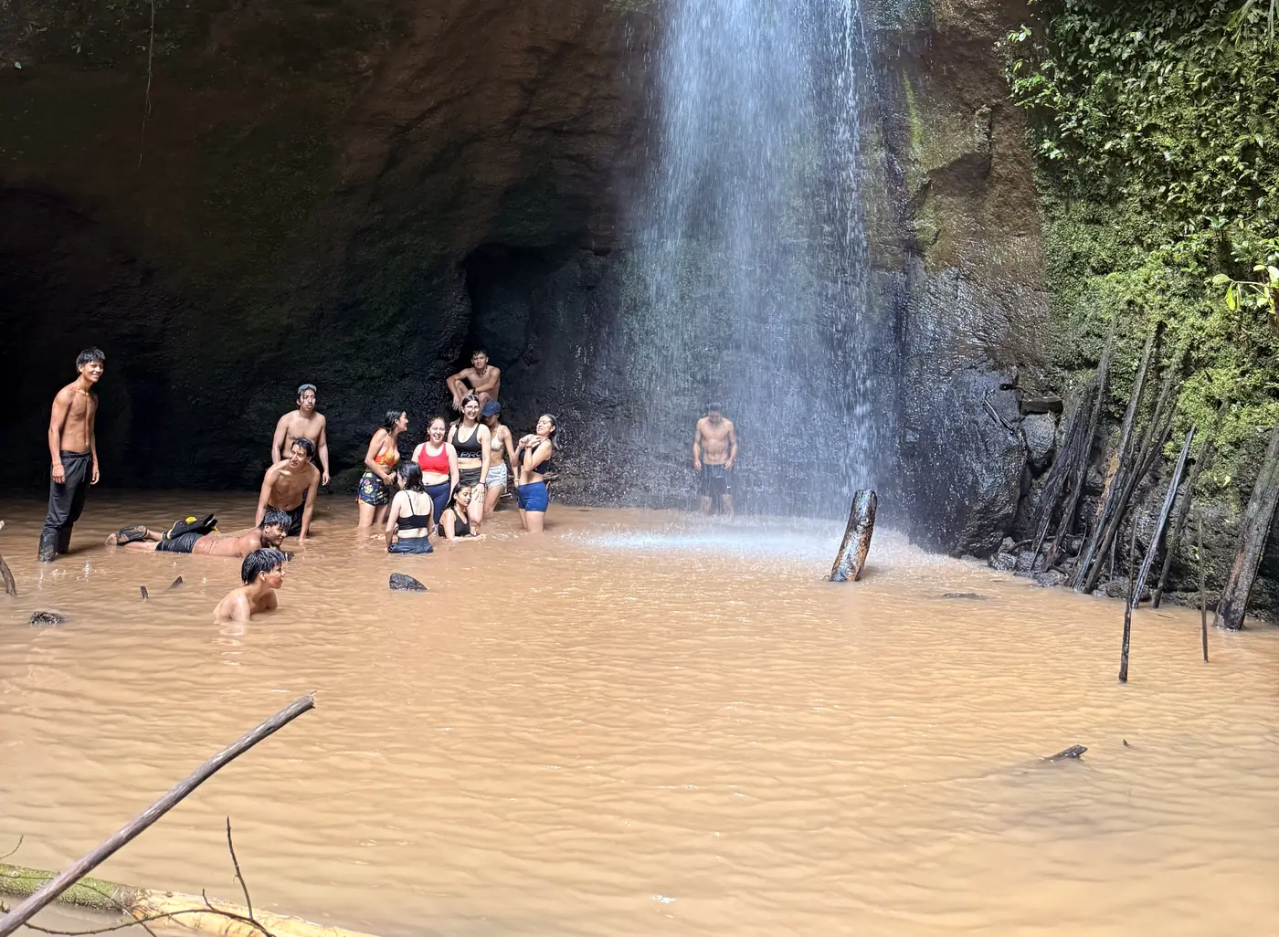Grupo de viajeros compartiendo un momento de conexión con la naturaleza en un retiro de PsicoXibina