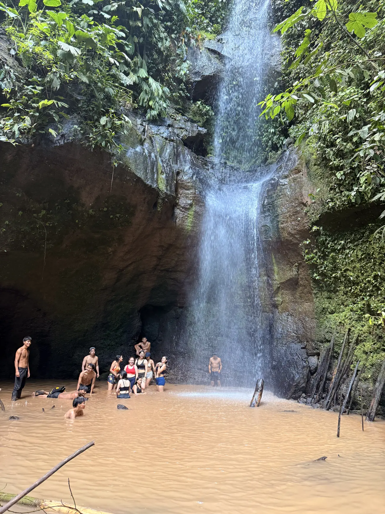 Cascada en la Amazonía, uno de los espacios naturales de los retiros de PsicoXibina