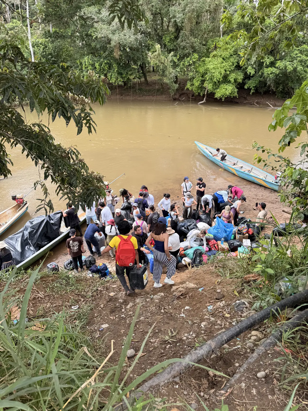 Equipo de voluntarios de PsicoXibina preparando el embarque en canoa hacia una comunidad amazónica
