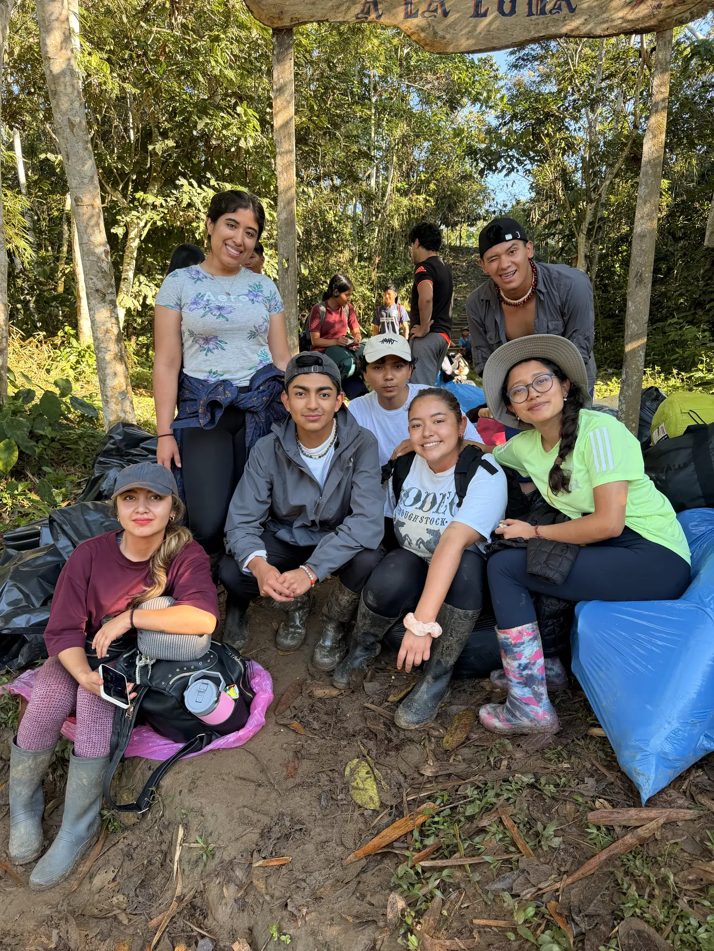 Equipo de voluntarios de PsicoXibina en el campamento de la brigada